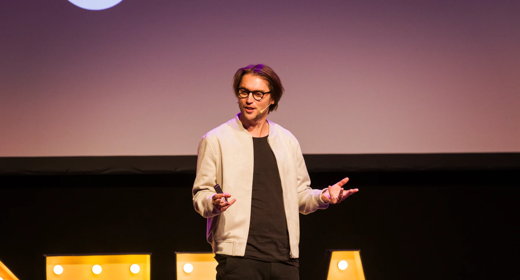 Robbert van Empel giving a presentation on stage
